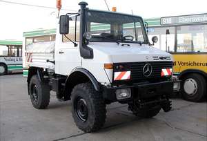 Abschleppwagen vom deutschen Typ DB UNIMOG 427/10
